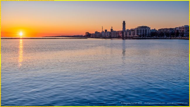 L'alba sul Lungomare Nazario Sauro e Lungomare Armando Perotti di Bari