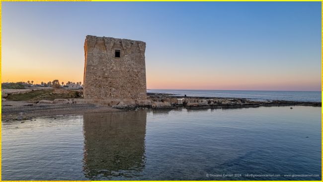 La Torre di San Vito a Polignano a Mare si staglia contro il cielo del tramonto