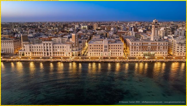 Il lungomare Nazario Sauro di Bari all'alba con vista sul quartiere Madonnella