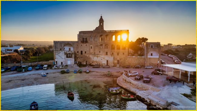 L'Abbazia di San Vito a Polignano a Mare al tramonto, capolavoro di luce e colore