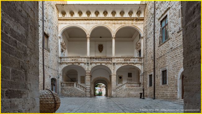 Il cortile interno di Palazzo de Mari, Acquaviva delle Fonti