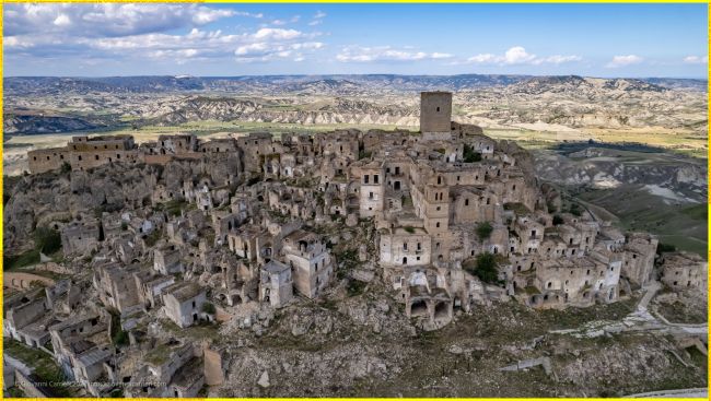 Il panorama dei calanchi lucani visto da Craco
