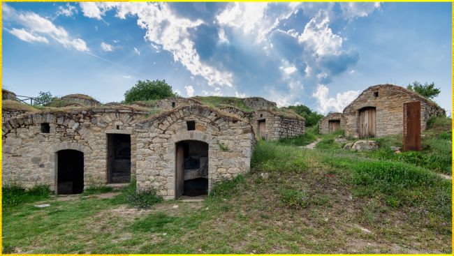 Vista frontale delle costruzioni in pietra dei Palmenti di Pietragalla