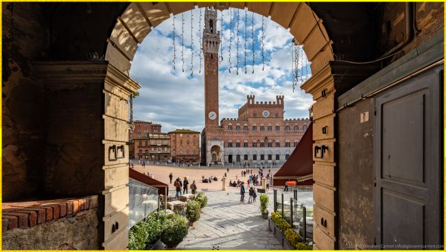 Piazza del Campo vista dal vicolo San Pietro, Siena