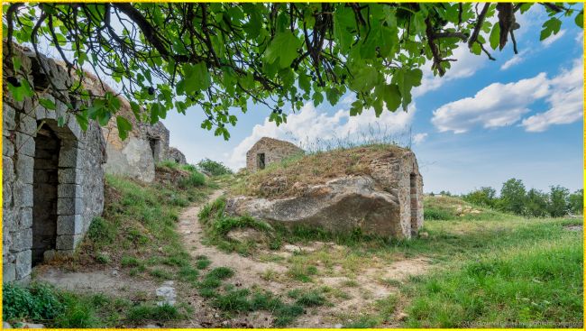 Percorso tra le costruzioni in pietra dei Palmenti di Pietragalla