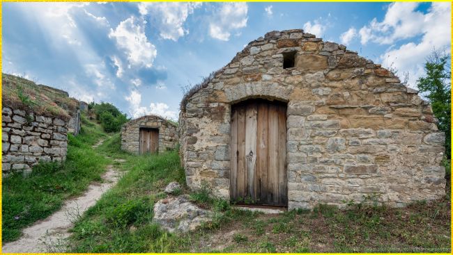 Primo piano delle costruzioni in pietra dei Palmenti di Pietragalla