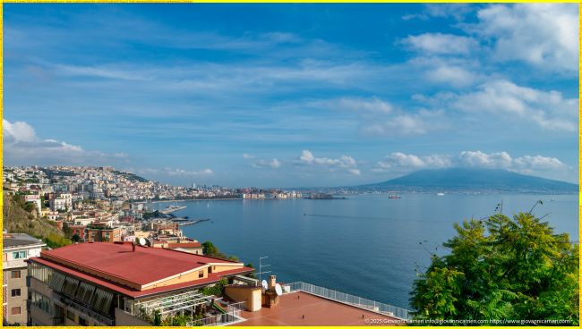 Vista del Golfo di Napoli da Posillipo: Mergellina, Castel Sant'Elmo e Monte Vesuvio