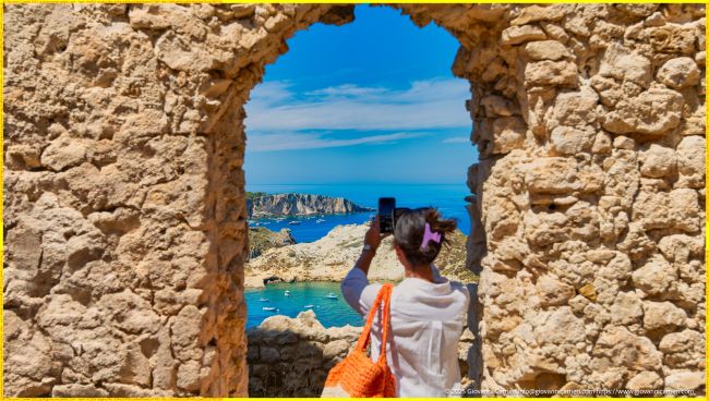 L'isolotto di Cretaccio e l'isola di San Domino visti attraverso un arco della fortezza di San Nicola, Isole Tremiti.