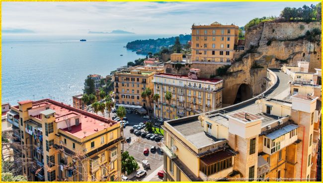 Piazza San Luigi nel quartiere Posillipo di Napoli