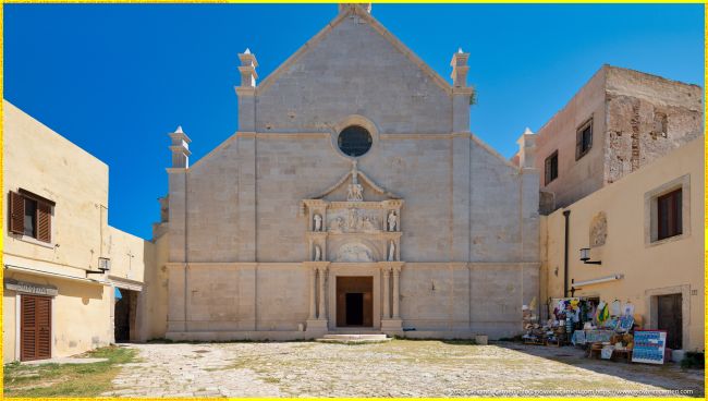 La facciata in pietra del Santuario di Santa Maria a Mare, capolavoro architettonico medievale sull’isola di San Nicola – Isole Tremiti, Puglia