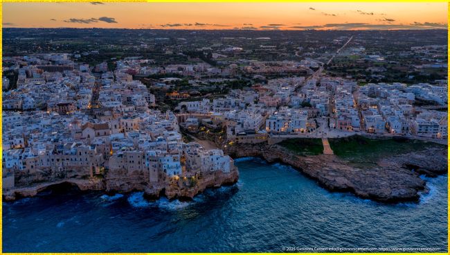 Vista panoramica del centro storico e dell'entroterra di Polignano a Mare, Puglia, durante il tramonto