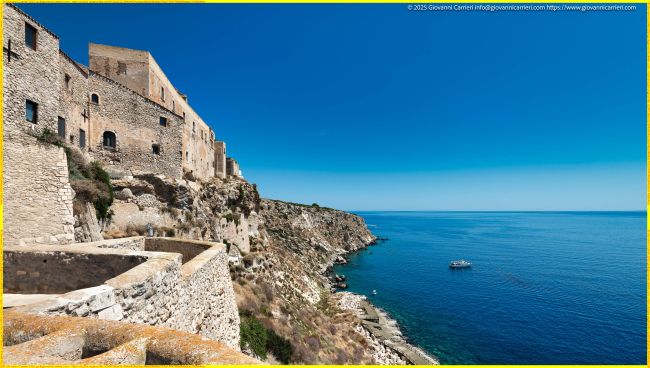 Lo strapiombo del Castello dei Badiali: la fortezza inespugnabile delle Isole Tremiti a picco sul mare cristallino