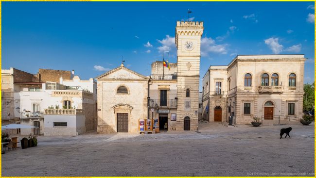 Il municipio, la torre civica e la Chiesa di San Nicola in Piazza Aldo Moro nel centro storico di Cassano delle Murge