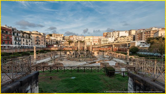 Vista Est dei resti del Macellum (Tempio di Serapide) con la città di Pozzuoli