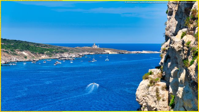 Isola di Capraia (Tremiti): vista dal mare con suggestivo faro abbandonato