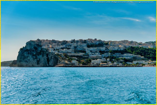 Panorama di Peschici dal mare: il borgo bianco sul promontorio del Gargano