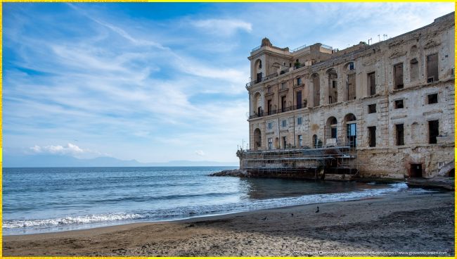 Vista dal mare del Palazzo Donn'Anna, architettura barocca incompiuta di Fanzago