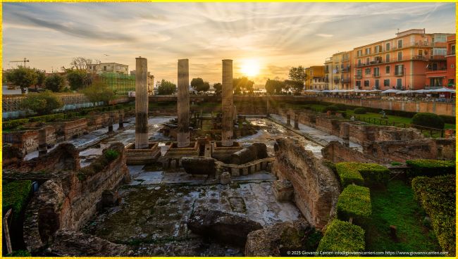 Vista Ovest del Macellum di Pozzuoli e porto al tramonto