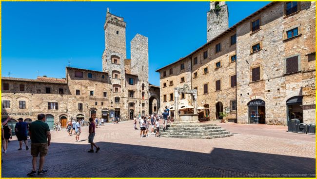 Vista di Piazza della Cisterna con la Torre Grossa e le Torri degli Ardinghelli