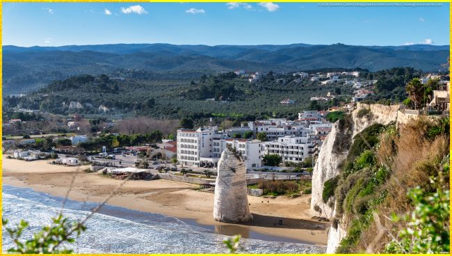 Il monolite Pizzomunno e la spiaggia del Castello osservati dal Castello Svevo Aragonese di Vieste