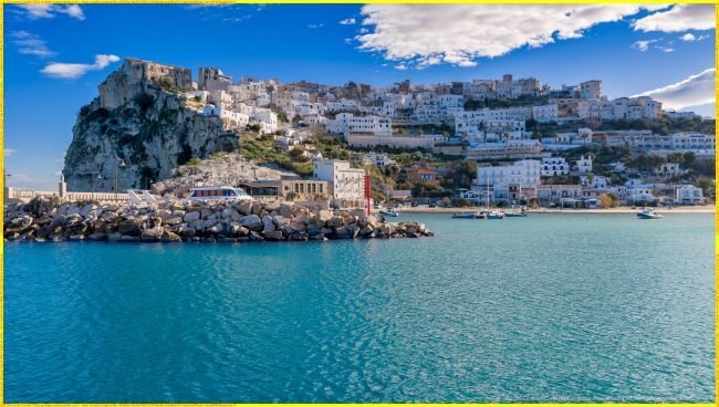 Il nucleo storico di Peschici e la falesia osservati dal bacino portuale