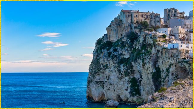 Il Castello di Peschici e la falesia calcarea sul litorale adriatico del Gargano