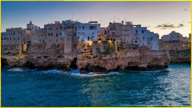Vista ravvicinata del Bastione di Santo Stefano e delle grotte marine a Polignano a Mare, Puglia, al crepuscolo