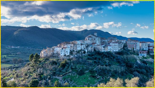 Centro abitato di Cagnano Varano e contesto geografico del promontorio del Gargano