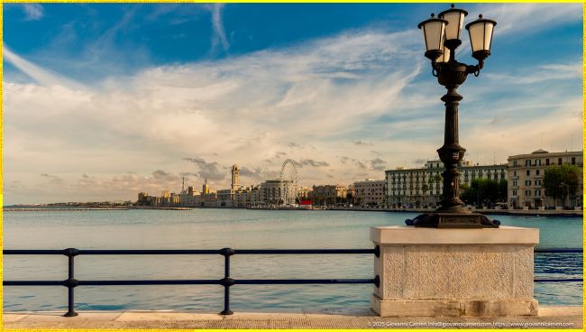 Lungomare di Bari: Panorama Iconico, Architettura Storica e Lampioni Liberty sul Mare Adriatico