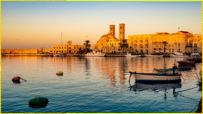 Vista del Duomo Vecchio di San Corrado presso il porto di Molfetta.