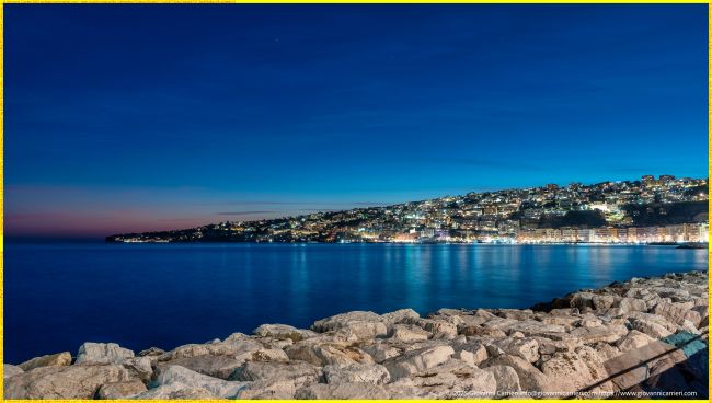 Vista notturna del Lungomare di Mergellina e della collina illuminata a Napoli