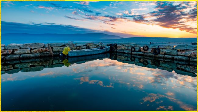 Vista del tramonto su un ormeggio artigianale presso il Lago di Varano
