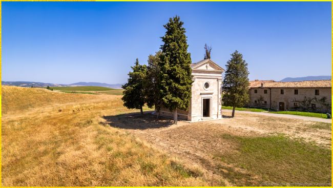 La Cappella della Madonna di Vitaleta in estate
