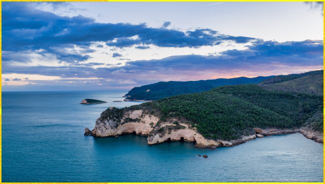 Tratto costiero del Gargano con vista sulla Grotta Campana Piccola e lo scoglio omonimo