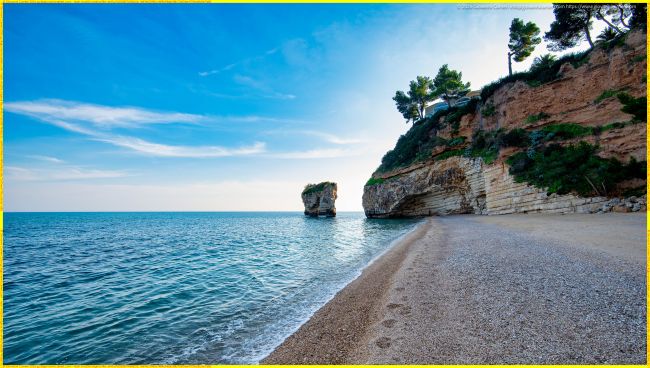 Vista dell'Arco di Diomede presso la costa di Mattinata