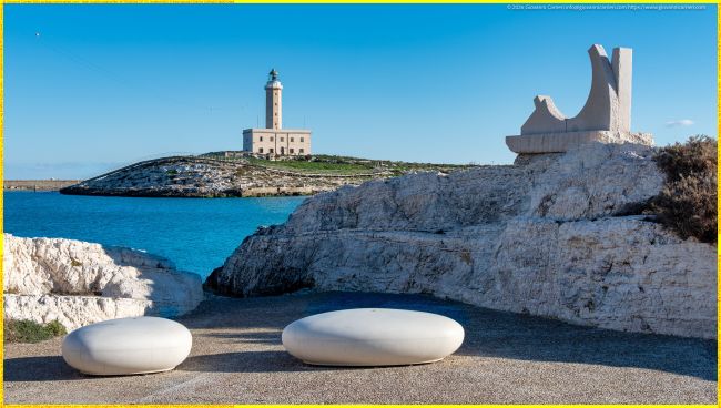 Il Faro di Santa Eufemia osservato dal Lungomare Cristoforo Colombo a Vieste