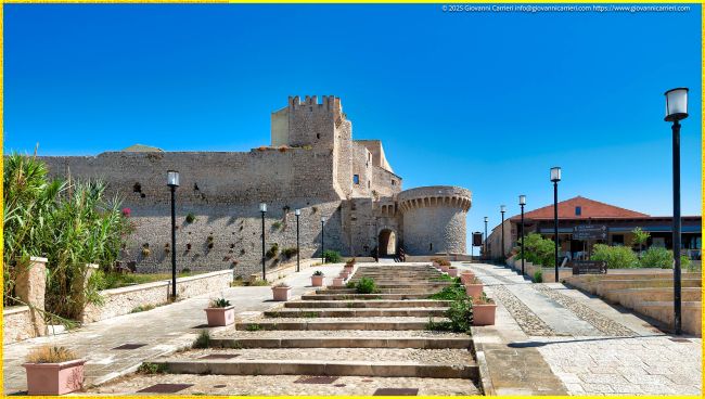 L'ingresso al Castello dei Badiali ed il torrione a sua difesa