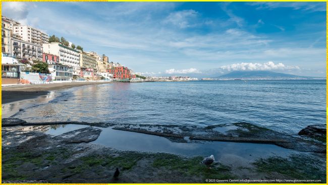 Vista della costa di Posillipo e Golfo di Napoli, con Vesuvio all'orizzonte