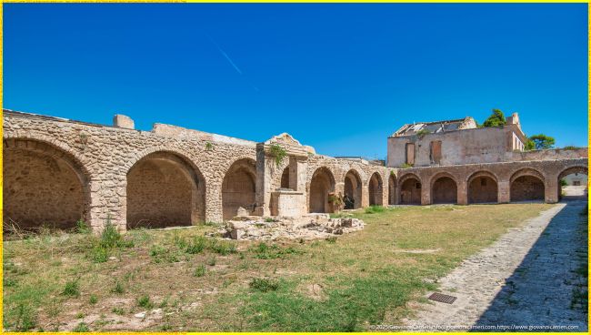 Chiostro medievale con pozzo del Santuario di Santa Maria a Mare, isola di San Nicola – Isole Tremiti, Puglia