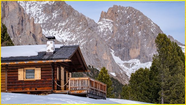 Baita tradizionale e Sass Rigais dal Col Raiser a Santa Cristina