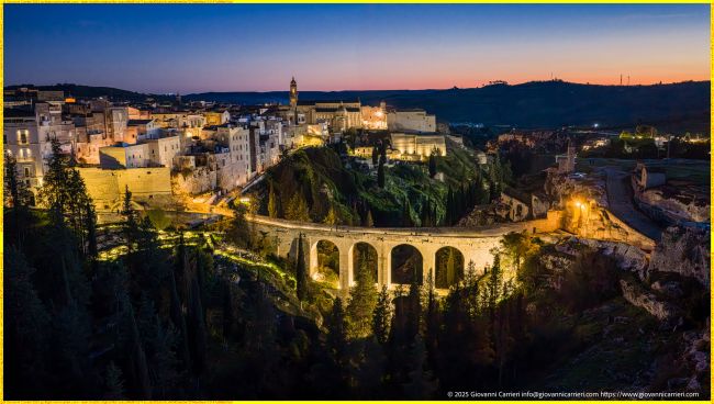 Vista del Ponte Acquedotto Madonna della Stella e Gravina in Puglia di Notte