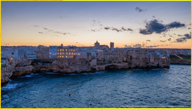 Vista aerea del centro storico di Polignano a Mare, Puglia, Italia, durante l'ora blu.