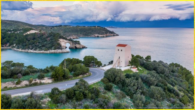 Torre San Felice e Arco naturale nel contesto costiero del Gargano verso Vieste